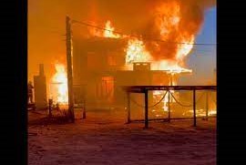 Impactante incendio en Punta del Diablo