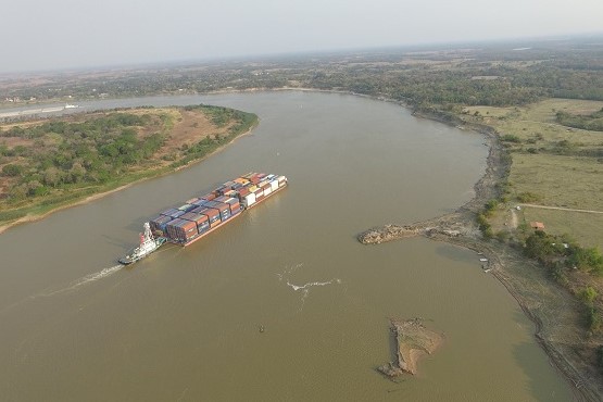 rio paraguay con barcaza