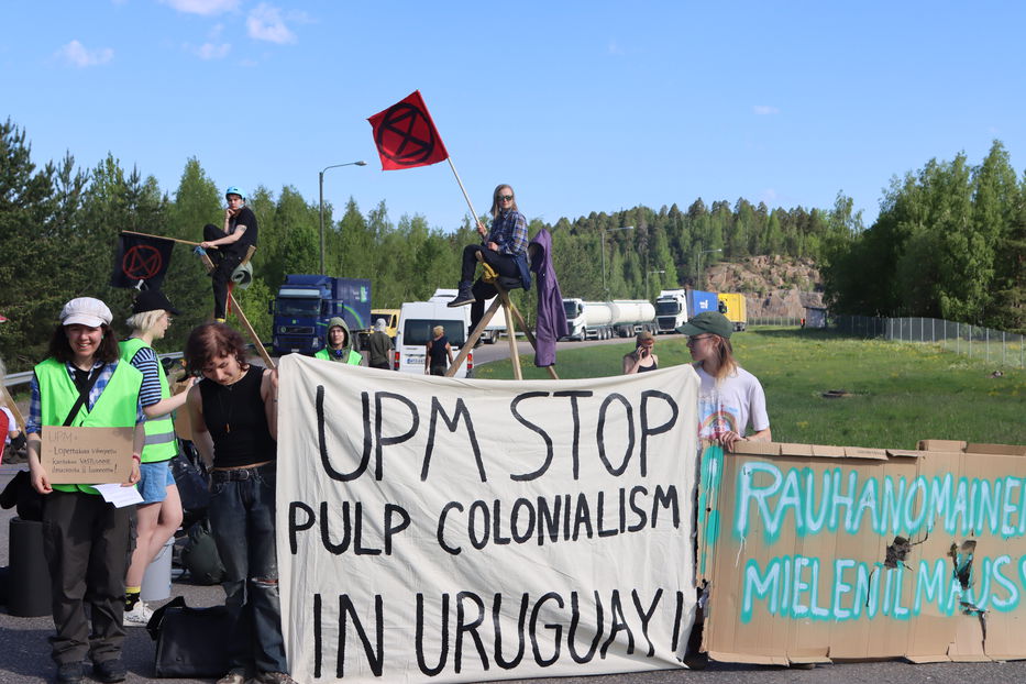 Protestan afuera de fabrica de UPM