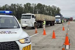 Decenas de camiones marchan en caravana