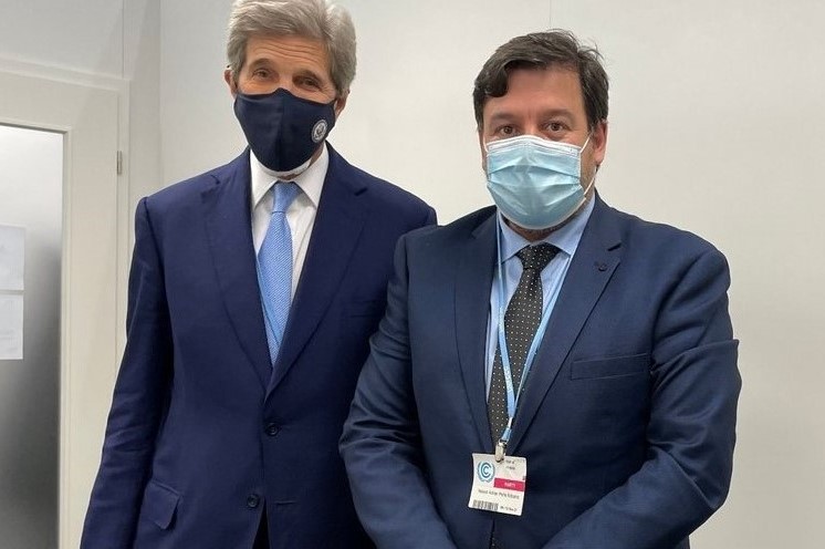 Adrián Peña John Kerry